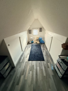 Photo de galerie - Conception, fabrication et pose de placards sous pente sur mesure, avec portes coulissantes. 