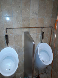Photo de galerie - Installation des urinoirs dans les sanitaires 