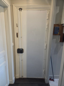 Photo de galerie - Barre pivot + blindage + serrure en applique