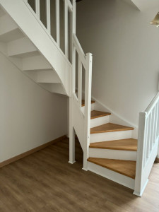 Photo de galerie - Parquet stratifié, peintures et rénovation escalier marron foncé en blanc et vitrification des marches chêne clair 