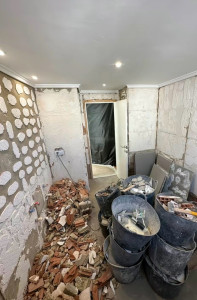 Photo de galerie - Démolition ancien carrelage salle de bain 