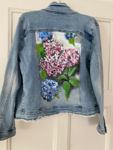 Photo de galerie - Veste jeans personnalisée avec peinture modèle Hoertensia