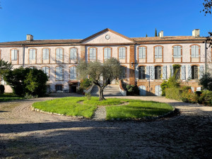 Photo de galerie - Ravalement de façade et nettoyage complet sur un châteaux 