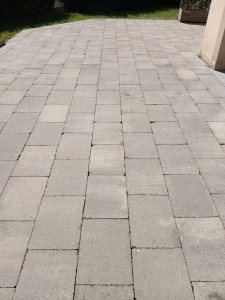 Photo de galerie - Supprimer la mousse avec un gratoir 
éliminer les mauvaise herbes 
finition en utilisant un karcher haut pression 