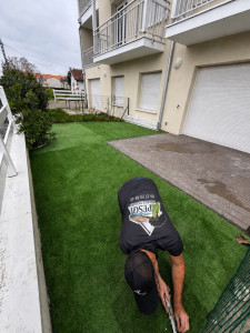 Photo de galerie - Bonjour, voici un aménagement de votre jardin avec un faux gazon synthétique. Bonne journée.