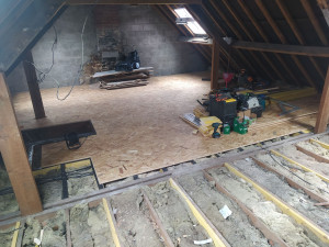 Photo de galerie -  consolidation solivage  .
réalisation plancher.
