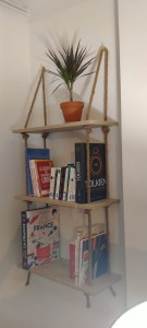Photo de galerie - Création d'une bibliothèque avec des étageres coupées et percées et de la corde