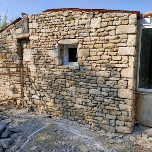 Photo de galerie - Habillage d'un mur parpaing en pierre