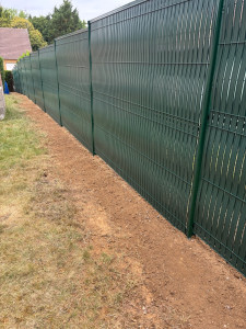 Photo de galerie - Pose de clôture panneaux rigide avec occultant 