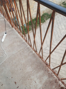 Photo de galerie - Décapage et remise en peinture barrière extérieur balcon et portail