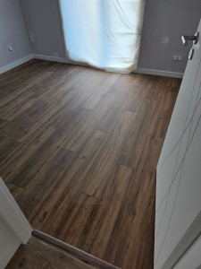 Photo de galerie - Parquet flottant avec pose de plinthes 