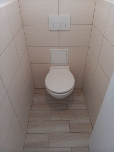 Photo de galerie - C'est un toilette suspendu, avec le carrelage au sol et faïence au mur, et surtout au norme sanitaire .