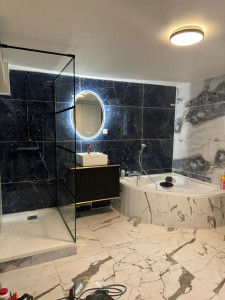 Photo de galerie - Rénovation salle de bain entière pose carrelage sol et mur . pause baignoire pose le receveur douche la paroi de douche lavabo 
