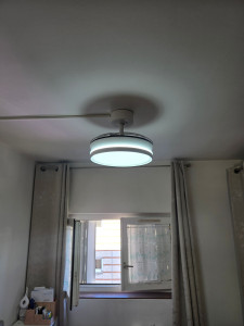 Photo de galerie - Installation d’un plafonnier eclairage/Ventilateur de chez LEROY MERLIN a l'aide d’une baguette car il n’y avait pas d’alimentation au plafond 