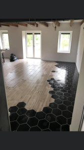 Photo de galerie - Travaux de rénovation : pose d’un sol mixte bois et carrelage hexagonal pour un rendu moderne et élégant.
