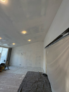 Photo de galerie - Mise en impression des mur et du plafond au pistolet. 