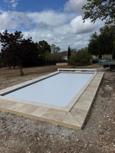Photo de galerie - Piscine 8x4 avec plage en travertin 