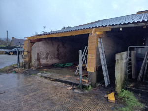 Photo de galerie - Realisation de 2 poteaux béton, plus réparation de la charpente pour soutenir le toit 