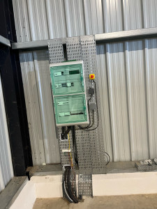 Photo de galerie - Pose de tableaux dans un entrepôt