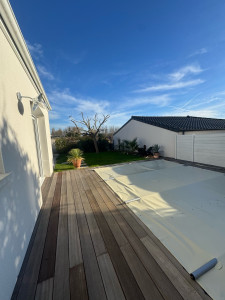 Photo de galerie - Construction piscine, terrasse en bois exotique, gazon, massif et taille.