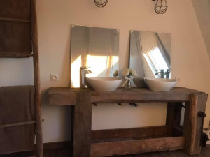 Photo de galerie - Fabrication d’un meuble de salle de bain avec un vieux établi de menuisier 