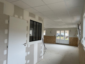 Photo de galerie - Réalisation d’un atelier : Plafond dalle 60x60/ doublage OSB/ cloison et pose de verrière 