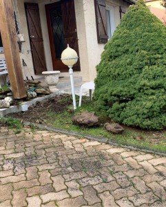 Photo de galerie - Aménagement de massif existant en apport de galets Avec ça bâche géotextile avant pour les mauvaises herbes