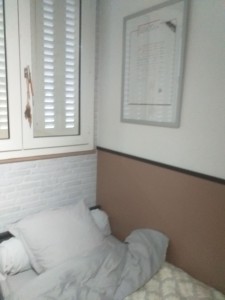 Photo de galerie - Peinture d'une chambre avec soubassement maron top et briquette de parement 
