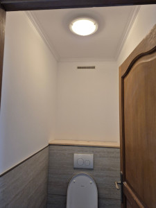 Photo de galerie - Ratissage et mise en peinture complète de toilettes qui étaient en lambris.