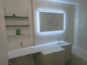 Photo de galerie - Rénovation d'une salle de bain (reprise alimentation et évacuations des eaux - montage de meuble - pose miroir)