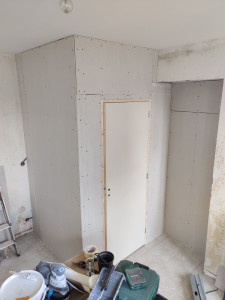 Photo de galerie - Création d'une cloison séparatrice isolée avec insertion d'une porte pour la création d'une chambre dans un appartement.