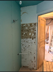 Photo de galerie - Dépose de carrelage existant et préparation des surfaces. Nettoyage, mise à niveau et préparation avant pose du nouveau carrelage.