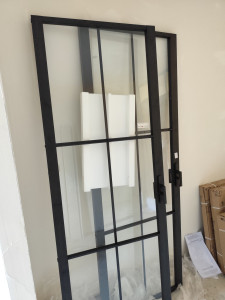 Photo de galerie - Montage d'installation porte en verre 