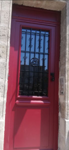 Photo de galerie - Pose  de porte entrée  bordeaux 