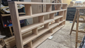 Photo de galerie - Agencement d'un ensemble de 9 m de  bibliothèques sous mansardes. 
Réalisation en lamellé collé d'Hévéa épaisseur 33 mm.
(photo assemblage à blanc du 1er module de 2.50m). 