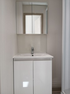 Photo de galerie - Instalation meuble vasque et miroir avec tirroir.
