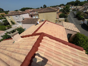 Photo de galerie - Démoussage de la toiture complète et traitement anti mousse et hydrofuge incolore avec la pose d’une étanchéité fibré sur les faîtages et rives de la toiture 