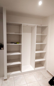 Photo de galerie - Dressing / Armoire - Caissons sur mesures avec pose de portes coulissantes