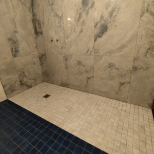 Photo de galerie - Démontage d'une baignoire et création d'une douche à l'italienne sur mesure et pose d'une faïence de 1m20 x 60 cm sur l'ensemble de la douche.(en-cours de réalisation).