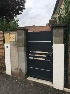 Photo de galerie - Réalisation de la maçonnerie pour la pose du portillon. Avec par la suite pose de l’interphone, gâche électrique.