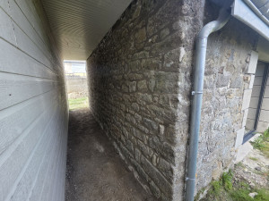 Photo de galerie - Décrépissage et rejointoiement de joint d'un pignon en pierre a la chaux 