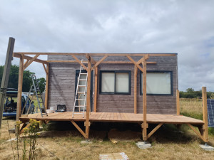 Photo de galerie - Construction d'une terrasse et d'une pergola en Douglas pour une tiny house