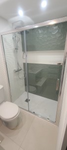 Photo de galerie - Pose bac à douche à l italienne et mise en place d une paroi coulissante 