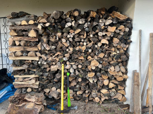 Photo de galerie - 6 stère de bois fendu à la hache + rangement