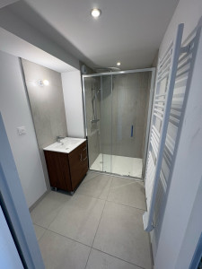 Photo de galerie - Installation d’un receveur de douche et d’une paroi de douche avec robinetterie 
