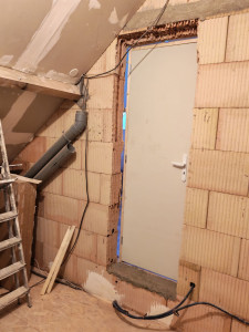 Photo de galerie - Création d une ouverture avec pose de porte sur mur porteur 
