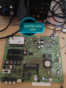 Photo de galerie - Contrôle de cartes mères, vérification des tensions et mesure a L'oscilloscope pour vérifier les signaux nécessaires au bon fonctionnement.