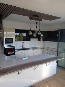 Photo de galerie - Ici jai réaliser travaux de cuisine complète avec pose de tasseaux au plafond avec plafonnier luminaire pose Montage cuisine complète pose évier électroménager 