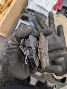 Photo de galerie - Remplacement de disques de frein et plaquettes suite usure complète des plaquettes arrières.