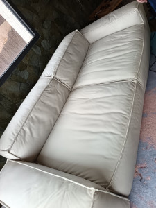 Photo de galerie - Shampouinage canapé cuir retourner après !